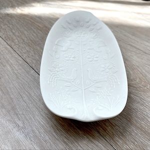 NORITAKE STUDIO COLLECTION LEAF PLATE. EMBOSSED DESIGN